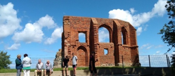 Młodzi elblążanie z zespołu szkół pijarskich zwiedzali ruiny kościoła w Trzęsaczu (+zdjęcia)