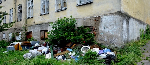 W środku miasta straszy wysypisko śmieci. Zniknie po rozbiórce budynku przy Traugutta? (+zdjęcia)