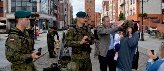 Prezentacja sprzętu i uzbrojenia wojskowego na ulicy Stary Rynek w Elblągu (+ zdjęcia)