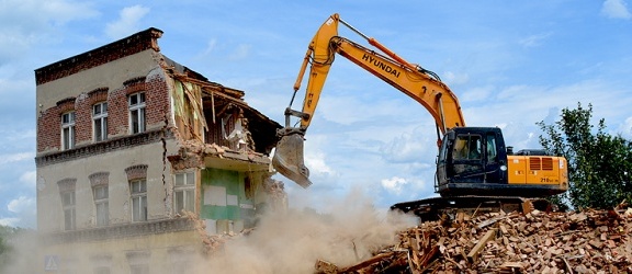 Trwa rozbiórka 110-letniego budynku przy ulicy Traugutta 