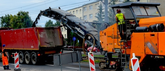 Zdarli już stary asfalt. Kiedy zakończą się prace drogowe na ul. płk. Dąbka? (+ zdjęcia) 