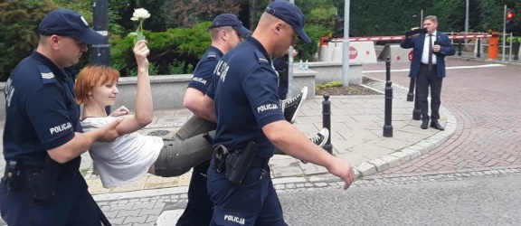 Policjanci  wynieśli elblążankę sprzed Sejmu 