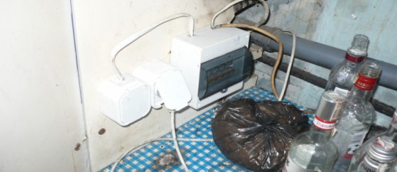  Policjanci stwierdzili kradzież prądu w mieszkaniu