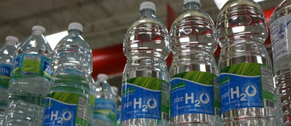 Woda z plastikowej butelki. Pić czy nie pić?  – oto jest pytanie.