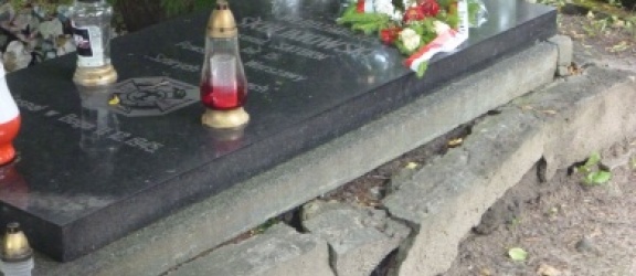 Na cmentarzu przy ul. Agrykola rozpada się grób 14-letniego powstańca warszawskiego