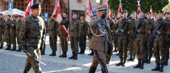 Święto Wojska Polskiego w Elblągu z defiladą i pokazami sprzętu wojskowego