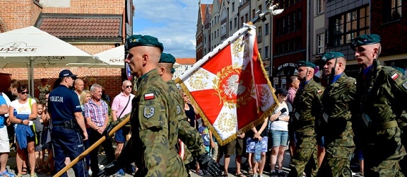 Święto Wojska Polskiego w Elblągu. Ulicą Stary Rynek przeszła defilada (+ zdjęcia)