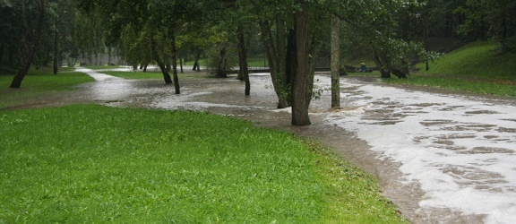 Park Dolinka pod wodą. Kumiela wystąpiła z brzegów (+ zdjęcia)