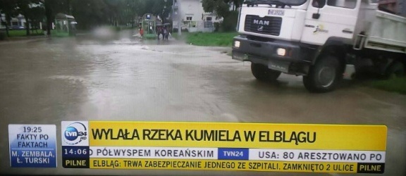 Elbląg na antenie TVN24. Na Grunwaldzkiej stoi woda (+ zdjęcia)