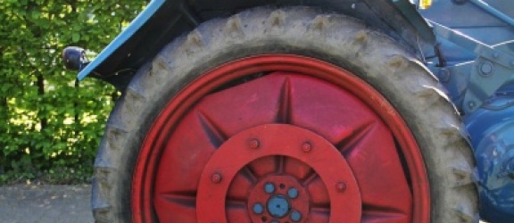 W Elblągu: noga za nogą, a raczej koło za kołem – za wlokącym się po drodze traktorem