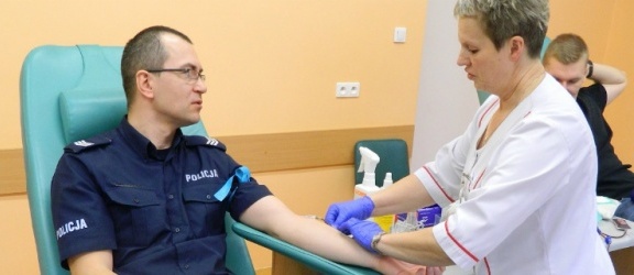 Elbląscy policjanci oddawali krew dla kolegi z Warszawy 