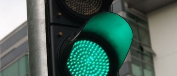 Elbląg: Zielone światła dla kierowców palą się dłużej, ale i tak za krótko