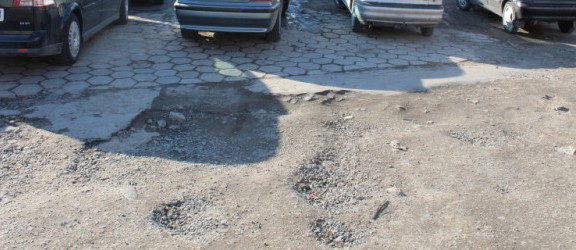 Niskie temperatury blokują remont parkingu przy Biedronce