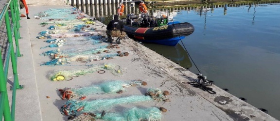 Zalew Wiślany. Sieci kłusowników z 57 kilogramami śniętych ryb znaleźli pogranicznicy 