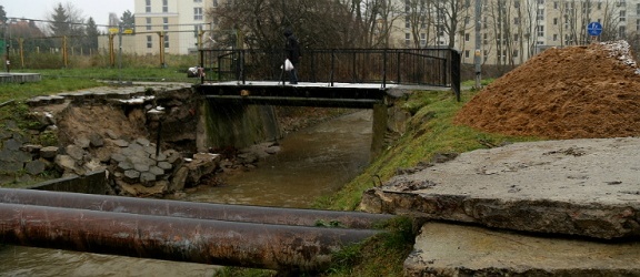 Elbląg. Prace przy mostku zniszczonym po powodzi (+zdjęcia)