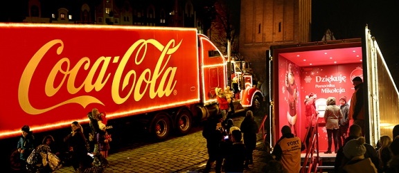 Świąteczna ciężarówka Coca-Coli zawitała do Elbląga. Tłumy w kolejce po puszkę (+ zdjęcia)