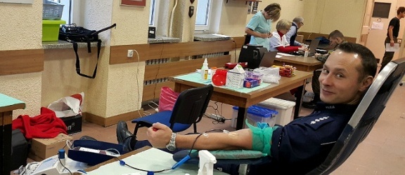 Policjanci oddawali krew i zbierali słodycze dla dzieci ze szpitala
