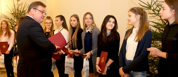Elbląscy gimnazjaliści otrzymali stypendia z rąk prezydenta Elbląga (+ zdjęcia)