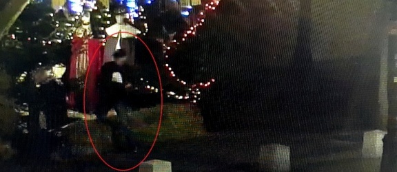 Elbląg: Okradli szopkę bożonarodzeniową. Policjanci zatrzymali mężczyzn i odzyskali skradzioną szkatułę 