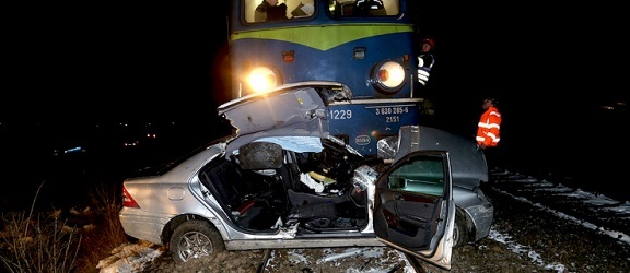 Koszmarny wypadek w Gronowie Górnym. Mężczyzna wjechał mercedesem pod pociąg (+ zdjęcia) 