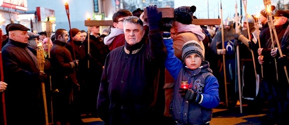 Ulicami Elbląga przeszła procesja Drogi Krzyżowej (+ zdjęcia)