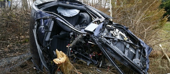 Wypadek w Dąbrowie Kolonii. Samochód rozpadł się na dwie części! (+ zdjęcia)