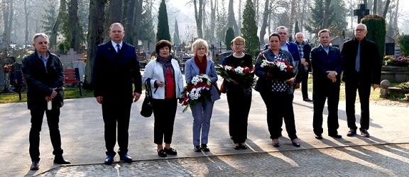 Działacze i sympatycy PO oddali hołd ofiarom katastrofy smoleńskiej (+ zdjęcia)