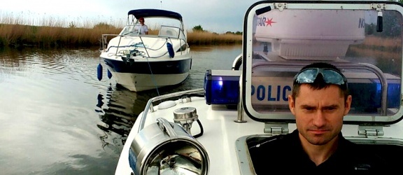 Elbląg: Policjanci wyciągali trzytonowy jacht 