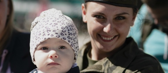Kobiety żołnierze łączą służbę z macierzyństwem