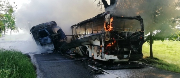 Pożar autobusu i ciężarówki na drodze. Sprawa w prokuraturze