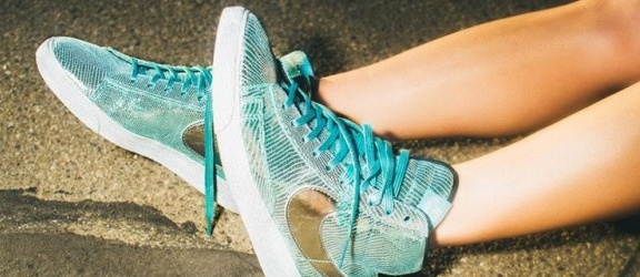 Sneakersy dla kobiet – w jakim kolorze wybrać?