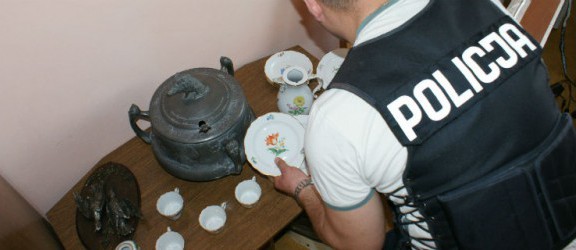  Policjanci odzyskali skradzioną porcelanę