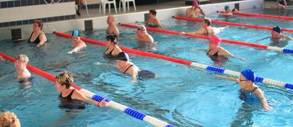Aqua fitness oraz aerobik dla seniorów na krytej pływalni