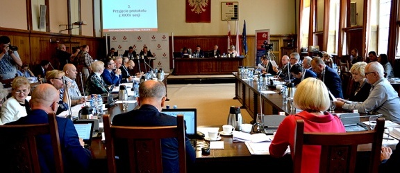 Przedwyborcza sesja Rady Miejskiej w Elblągu. Polityka ponad dobro miasta