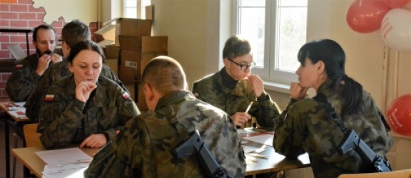 Braniewo. Żołnierze batalionu lekkiej piechoty wysłali ponad 100 kartek do Powstańców Warszawskich