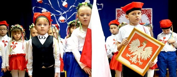 Przedszkole nr 10 w Elblągu. Patriotyczne przedstawienie w wykonaniu najmłodszych (+ zdjęcia)