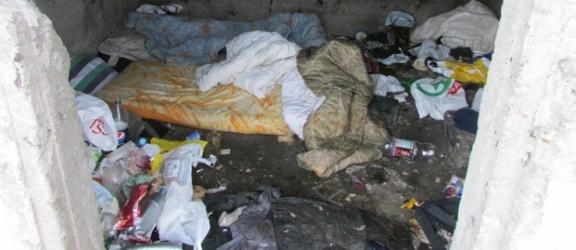 Elbląg. Bezdomni szukają schronienia w obudowach śmietników