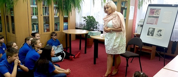 Niepodległościowe spotkanie z elbląską pisarką w SP nr 11 (+ zdjęcia)