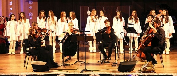  Elbląg. Jubileuszowy koncert „Głosy dla hospicjum” z podziękowaniami dla ludzi dobrej woli (+ zdjęcia)