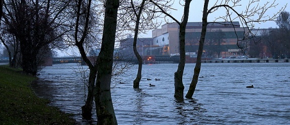 Przekroczony stan alarmowy na rzece Elbląg (+ zdjęcia)