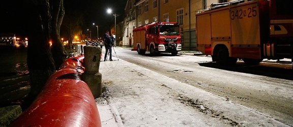 Cofka. Nocna akcja strażaków nad rzeką Elbląg. Na miejscu ekipy TVP Info i TVN24 (+ zdjęcia)