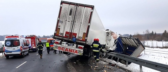 Zderzenie ciężarówek na S7. Kierowca przetransportowany do szpitala