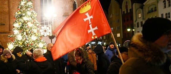 Tragiczne wydarzenie w Gdańsku. Elblążanie zgromadzili się na wiecu przeciwko nienawiści i przemocy (+ zdjęcia)