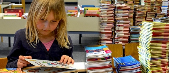 Elblążanie włączają się w akcję zbierania książek dla polskich szkół na Litwie. Twój gest może wiele!