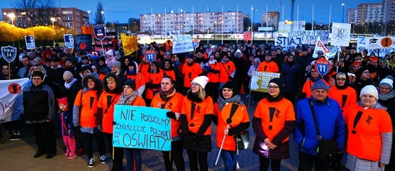 Światełko dla edukacji w Elblągu. „Tak, wygramy ten strajk!” (+ zdjęcia)