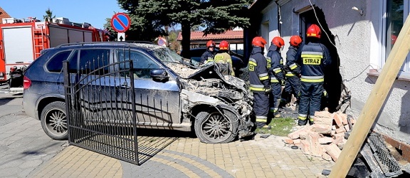 BMW wjechało w budynek (+ zdjęcia)