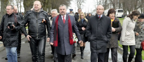 Wojewoda w Braniewie uczcił pamięć poległych czerwonoarmistów