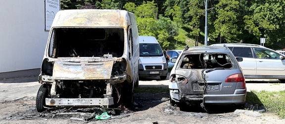 W nocy w centrum Elbląga spłonęły dwa samochody (+ zdjęcia)