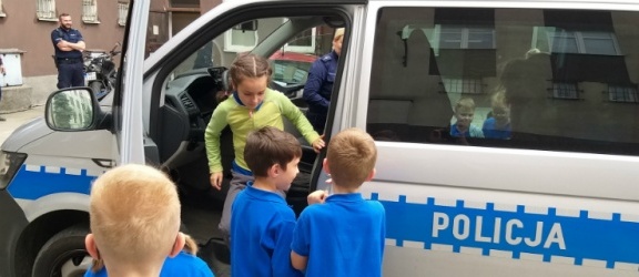 Elbląg: Dzieci z SP 16 odwiedziły komendę Policji