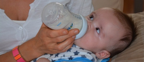 Jak wybrać mleko początkowe dla dziecka? Czym się kierować przy wyborze?
